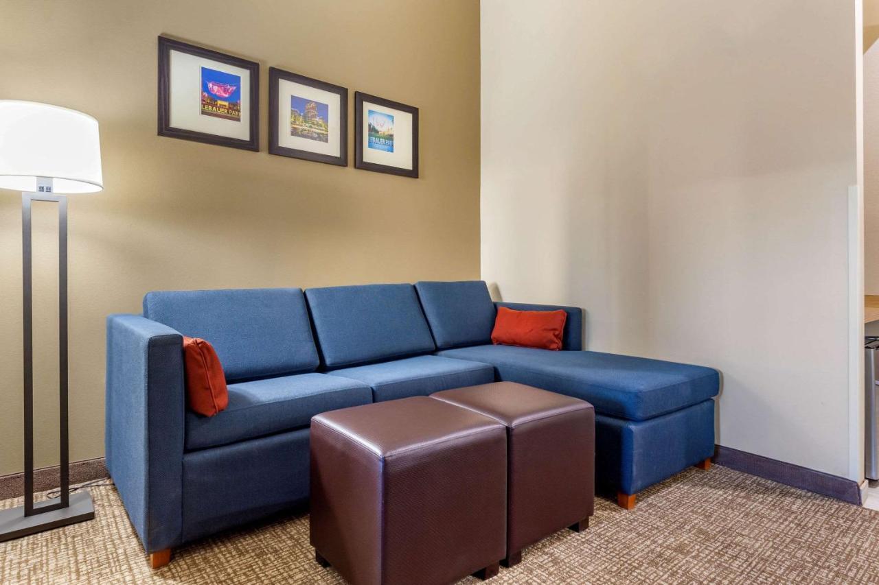 Comfort Suites Greensboro-High Point Esterno foto